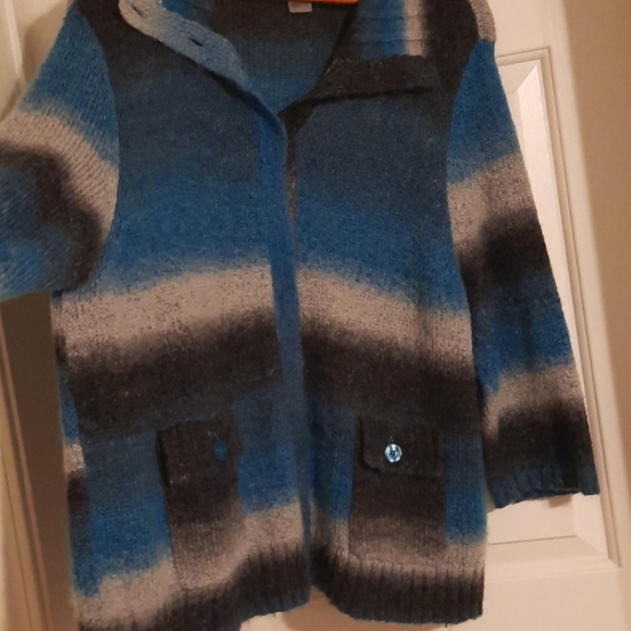 Blues, Teal, Black 2x Sweater pockets on front and snap buttons - Picture 8 of 8